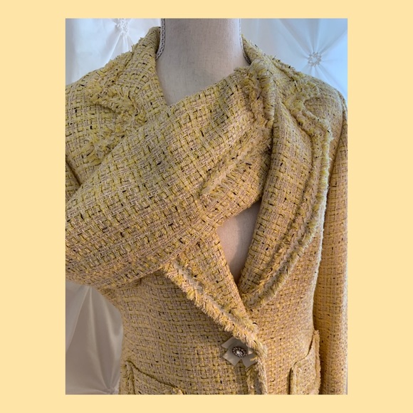 Gorgeous Spring Suit - Picture 5 of 6